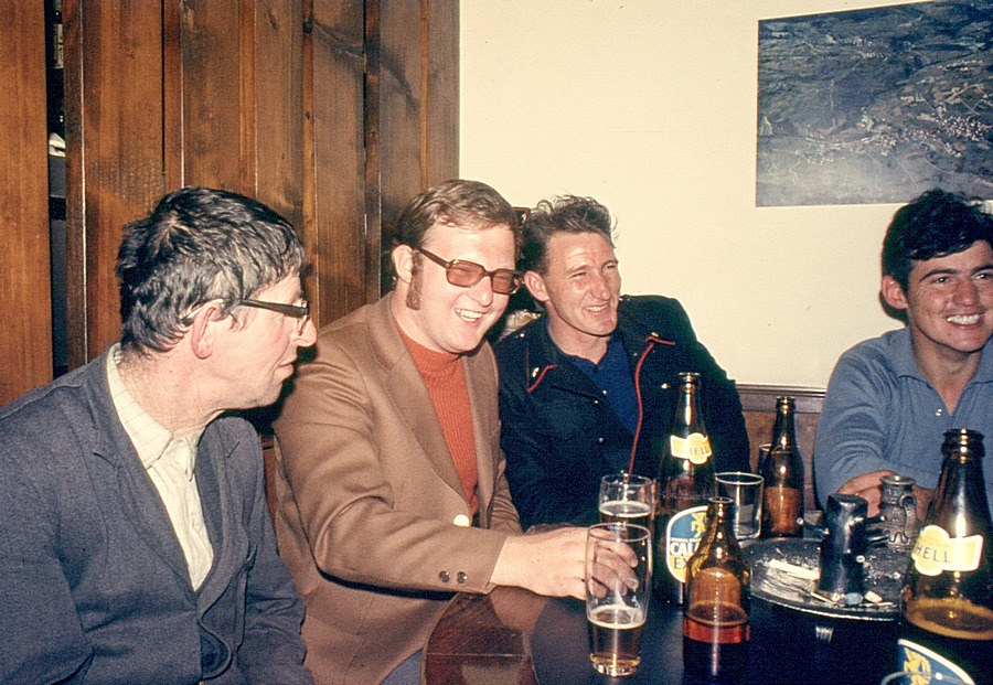 Robert Niederhauser (2. von links)