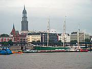 St.-Pauli Landungsbrücken mit Segelschiff Rickmer Rickmersen (97 Meter lang, Fertigstellung 1896, einst Frachtsegler heute Museumsschiff)